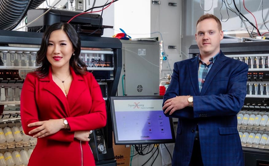Xiaoxi Wei and Mark Kline in lab